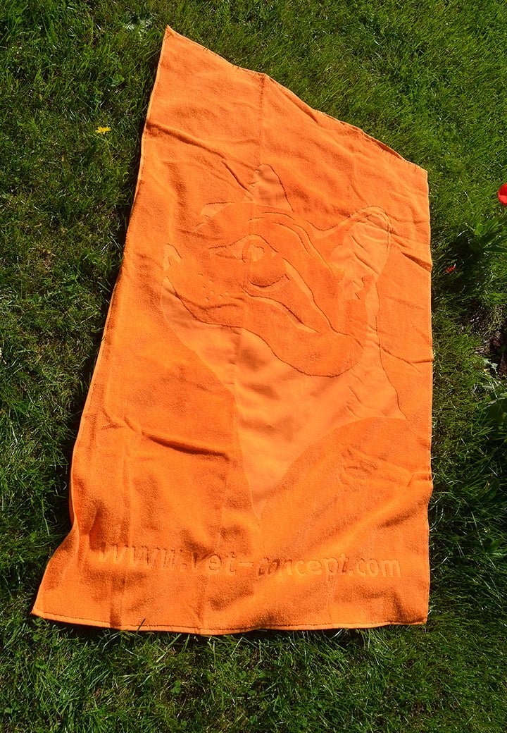 Oranssi froteepyyhe Vet-Concept-kissan logolla - Vet Concept